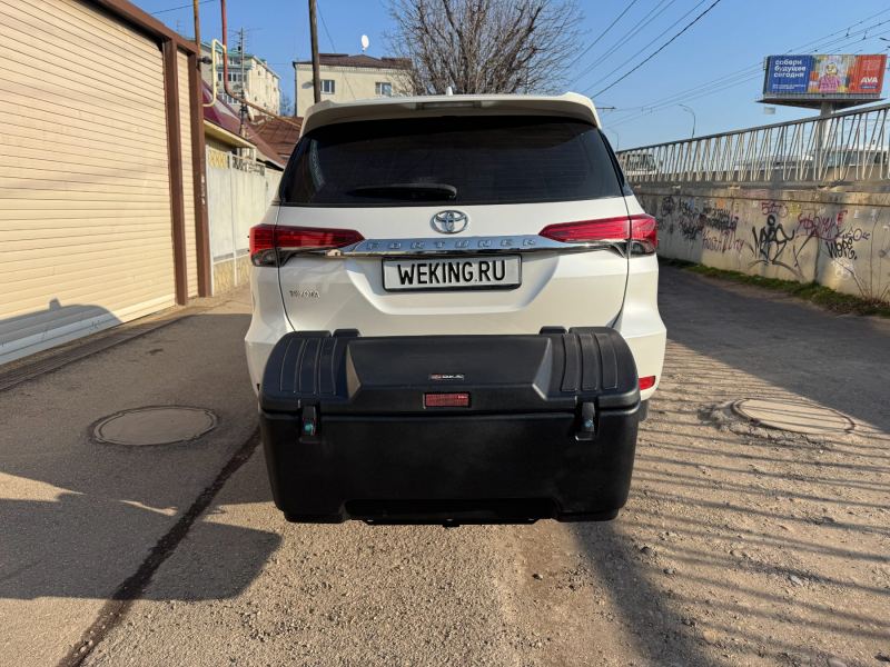 Кофр WK201 на фаркопе Toyota Fortuner, вид сзади