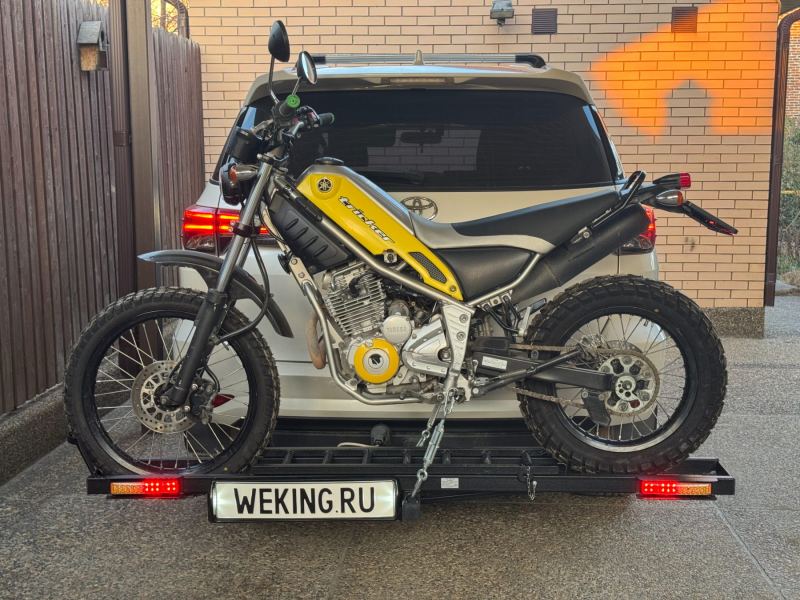 Мотоцикл Yamaha Tricker на мотоподвесе, вид сбоку