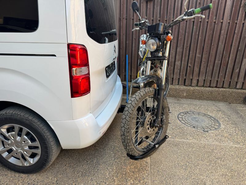 Мотоподвес WeKing с мотоциклом Yamaha Tricker на фаркопе минивэна Citroën SpaceTourer, вид ¾ сзади